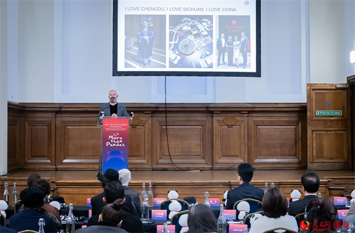 英國(guó)群英創(chuàng)意全球首席執(zhí)行官杰米·撒杰特在現(xiàn)場(chǎng)發(fā)言，分享如何進(jìn)一步提升四川旅游的國(guó)際影響力、吸引更多的英國(guó)游客。人民網(wǎng) 郭錦標(biāo)攝