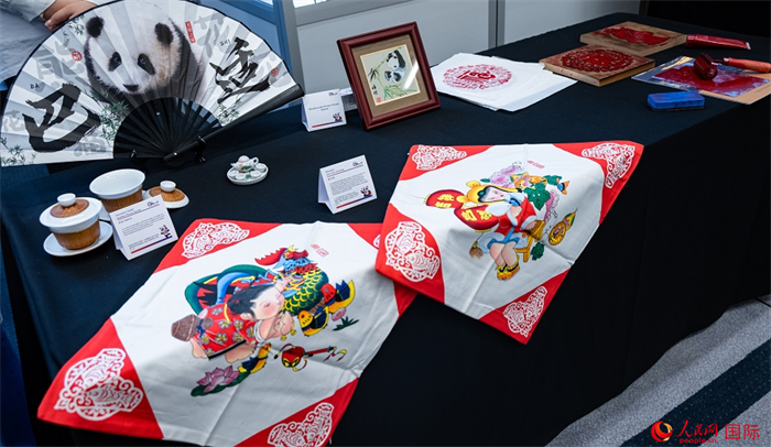 活動(dòng)現(xiàn)場(chǎng)的現(xiàn)場(chǎng)文創(chuàng)展、互動(dòng)體驗(yàn)區(qū)、非遺區(qū)展示。人民網(wǎng) 郭錦標(biāo)攝