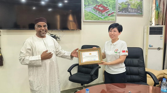 江西省衛(wèi)健委婦幼處處長(zhǎng)葉穎代表組派部門接受乍得衛(wèi)生部表彰。中國(guó)（江西）第18批援乍得醫(yī)療隊(duì)供圖