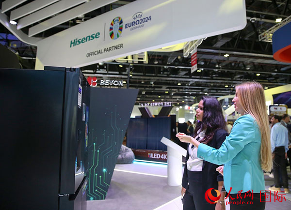 訪客在海信集團(tuán)展臺參觀。人民網(wǎng) 塔里克·易卜拉欣攝