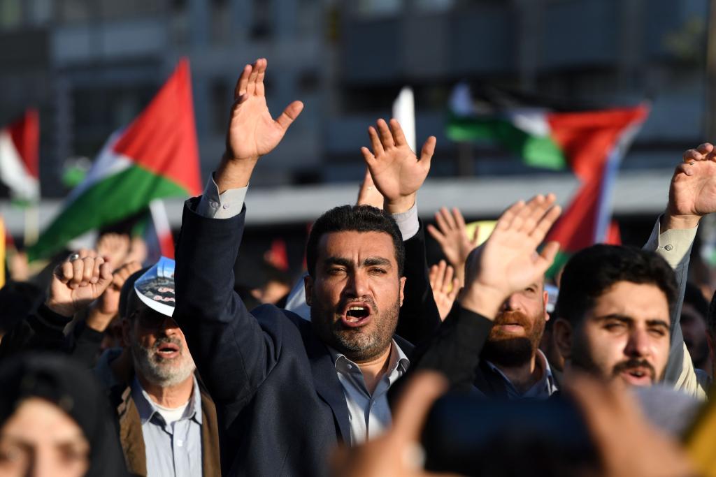 10月18日，人們在伊朗德黑蘭舉行集會。當日，突尼斯、土耳其、伊朗等多國民眾舉行集會，表達對巴勒斯坦人民的支持，并譴責針對加沙城醫(yī)院的襲擊。新華社記者 沙達提 攝