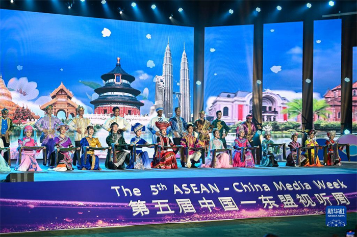 10月21日，在馬來西亞行政首都普特拉賈亞，演員在第五屆中國(guó)—東盟視聽周開幕活動(dòng)上表演。新華社記者 程一恒 攝