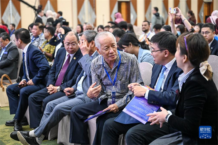 10月21日，在馬來西亞行政首都普特拉賈亞，嘉賓在第五屆中國(guó)—東盟視聽周開幕活動(dòng)上交談。新華社記者 程一恒 攝