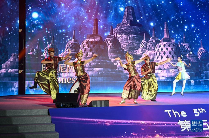 10月21日，在馬來西亞行政首都普特拉賈亞，演員在第五屆中國(guó)—東盟視聽周開幕活動(dòng)上表演。新華社記者 程一恒 攝