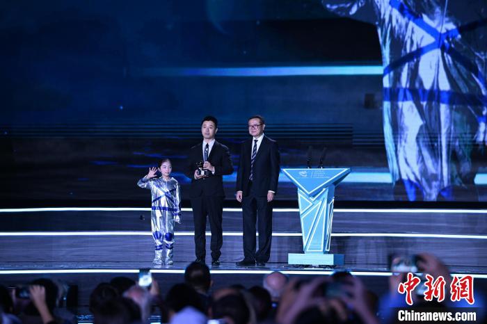 10月21日，2023雨果獎(jiǎng)在成都揭曉。中國(guó)科幻作家海漄憑小說《時(shí)空畫師》獲2023雨果獎(jiǎng)“最佳短中篇小說”?！D片由第81屆世界科幻大會(huì)組委會(huì)提供