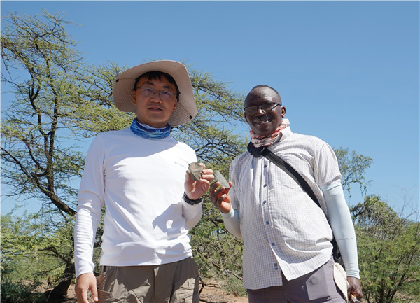 新發(fā)現(xiàn)的典型勒瓦婁哇石核和勒瓦婁哇尖狀器。中肯聯(lián)合考古隊供圖