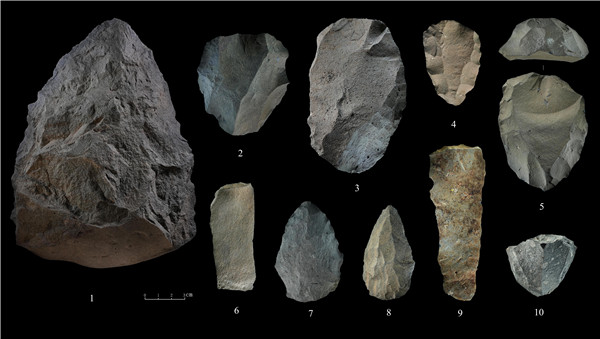 石制品 1.手斧 2、4、5.勒瓦婁哇石核（循環(huán)剝片法、優(yōu)先剝片法）3.勒瓦婁哇石葉石核 6.勒瓦婁哇石葉 7、8.勒瓦婁哇尖狀器 9.石葉 10.錐形石葉石核。中肯聯(lián)合考古隊供圖