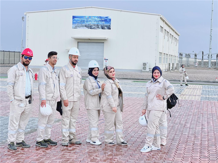 部分伊拉克員工合影。中國(guó)石油工程建設(shè)有限公司供圖