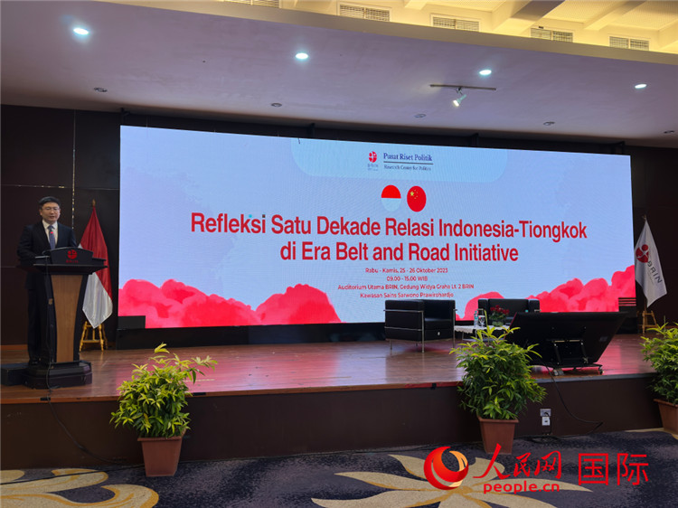 中國駐印尼使館臨時代辦周侃公使發(fā)表主旨演講。人民網記者 曹師韻攝