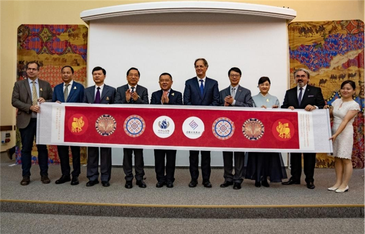 “絲路綺粲—中國絲綢藝術(shù)展”開幕式在匈牙利首都布達佩斯舉行。布達佩斯中國文化中心供圖