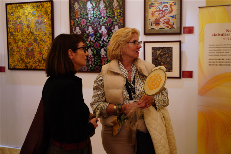 游客觀賞。布達佩斯中國文化中心供圖