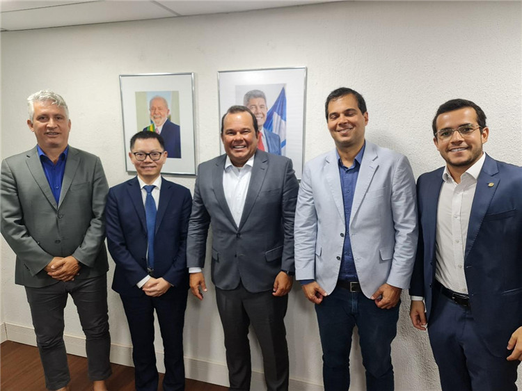 巴伊亞州副州長杰拉爾多·儒尼奧爾（中）與中國—巴伊亞州礦業(yè)委員會主要成員合影。巴西巴伊亞州“中國—巴伊亞州礦業(yè)委員會”供圖