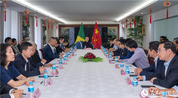 當(dāng)?shù)貢r(shí)間10月23日，國務(wù)院僑務(wù)辦公室主任陳旭（中）在巴西里約熱內(nèi)盧出席國務(wù)院僑辦代表團(tuán)與里約僑界座談會(huì)。  王天聰 攝