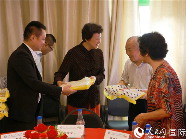 當(dāng)?shù)貢r(shí)間10月23日，國務(wù)院僑務(wù)辦公室主任陳旭（中）在巴西華人文化交流協(xié)會(huì)會(huì)館出席里約僑界舉辦的重陽節(jié)敬老聯(lián)歡活動(dòng)，并為里約僑界長(zhǎng)者代表送上慰問品。  人民網(wǎng)記者 陳海琪攝