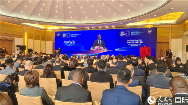塞內(nèi)加爾駐華大使致辭。人民網(wǎng)記者 萬(wàn)宇攝