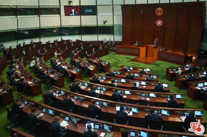 李家超在立法會(huì)宣讀新一份施政報(bào)告。圖片來源：香港“點(diǎn)新聞” 麥鈞杰 攝