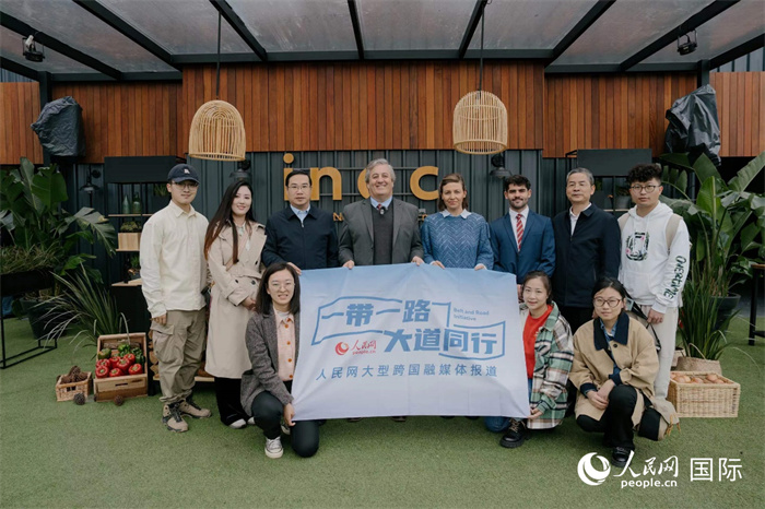 在烏拉圭第118屆普拉多牧農(nóng)業(yè)國(guó)際博覽會(huì)上，烏拉圭國(guó)家肉類協(xié)會(huì)主席與人民網(wǎng)記者合影。人民網(wǎng)記者 張若涵攝