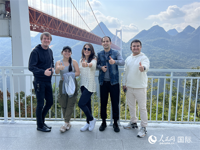 歐亞國(guó)家記者在壩陵河大橋下合影，并給大橋“點(diǎn)贊”。人民網(wǎng) 花放攝