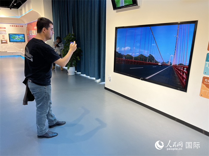 歐亞國(guó)家記者在橋梁博物館參觀。（人民網(wǎng) 花放攝）