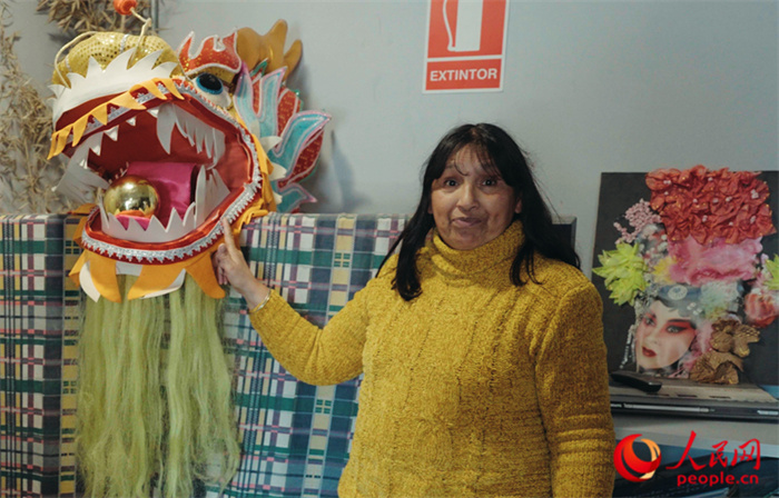 “熊貓閱覽室”一角。盧漢·梅洛為記者展示大使館贈(zèng)送的龍頭。人民網(wǎng)記者 張若涵攝