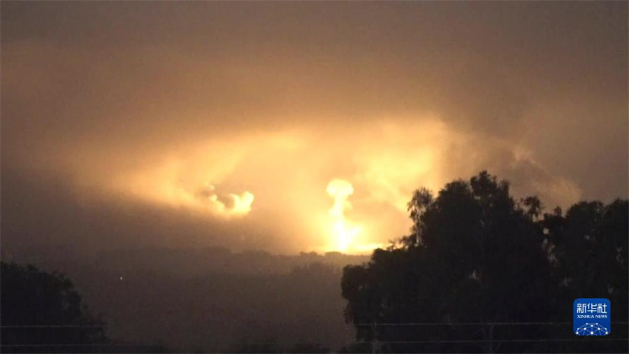 這張從以色列國(guó)防軍發(fā)布視頻中截取的圖片顯示，10月27日晚，以軍進(jìn)入加沙地帶開展地面行動(dòng)。新華社發(fā)