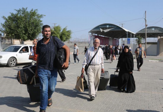   11月1日，人們在拉法口岸加沙一側(cè)準(zhǔn)備前往埃及。新華社發(fā)（哈立德·奧馬爾攝）