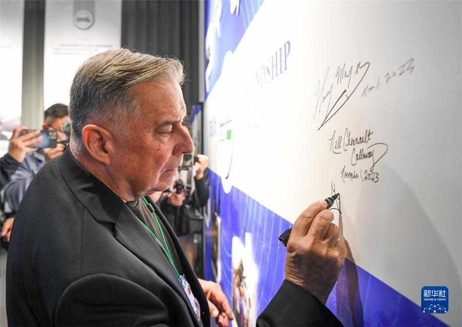 11月1日，美中航空遺產(chǎn)基金會主席格林在重慶史迪威博物館友誼墻上簽名。新華社記者 王全超 攝