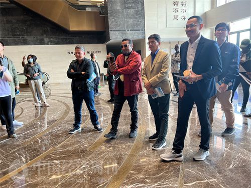   （外媒記者參觀中國(guó)藥都中醫(yī)藥博物館。中國(guó)經(jīng)濟(jì)周刊記者 郭志強(qiáng) 攝）