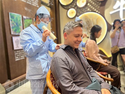   （外媒記者體驗(yàn)艾灸。中國(guó)經(jīng)濟(jì)周刊記者 郭志強(qiáng) 攝）