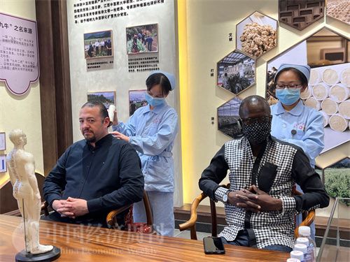   （外媒記者爭(zhēng)先恐后體驗(yàn)艾灸，直呼神奇。中國(guó)經(jīng)濟(jì)周刊記者 郭志強(qiáng) 攝）