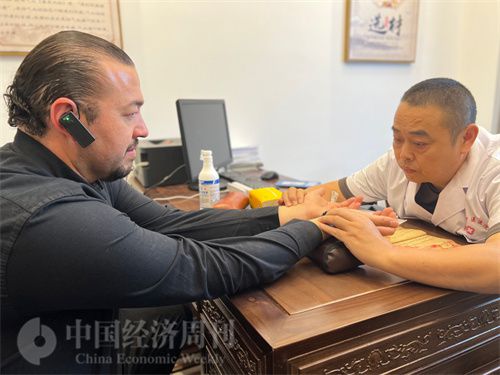   （外媒記者走進(jìn)中醫(yī)堂，問(wèn)診中醫(yī)名師。中國(guó)經(jīng)濟(jì)周刊記者 郭志強(qiáng)攝）