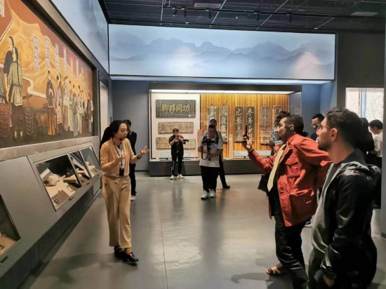  2023“一帶一路”媒體合作論壇聯(lián)合采訪團(tuán)參觀中國藥都中醫(yī)藥博物館。（本報(bào)記者 黃超攝）