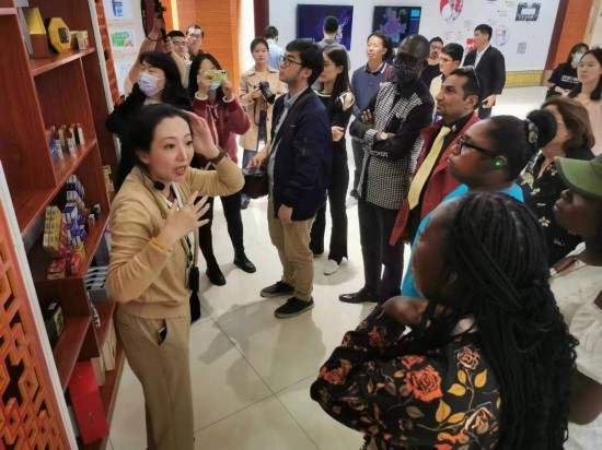 2023“一帶一路”媒體合作論壇聯(lián)合采訪團(tuán)參觀仁和863科技園產(chǎn)品展示區(qū)。（本報(bào)記者 黃超攝）