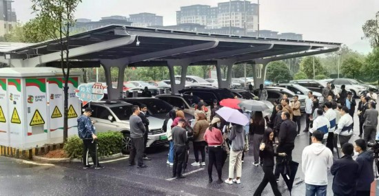   2023“一帶一路”媒體合作論壇聯(lián)合采訪團(tuán)參觀新余市分宜縣行政服務(wù)中心“光儲(chǔ)充放檢”項(xiàng)目。（受訪者供圖）