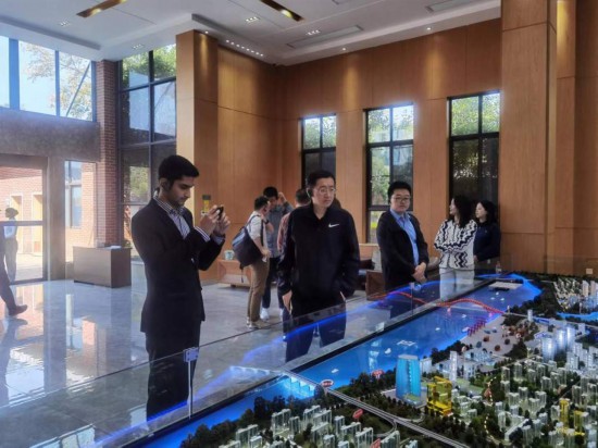 　　10月24日，2023“一帶一路”媒體合作論壇聯(lián)合采訪團(tuán)團(tuán)員在清水塘投資集團(tuán)招商服務(wù)中心參觀。本報(bào)記者 常雯宜攝