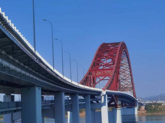 　　清水塘大橋側(cè)面。本報(bào)記者 常雯宜攝