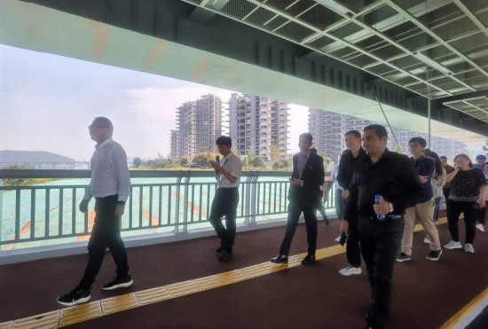 　　10月24日，2023“一帶一路”媒體合作論壇聯(lián)合采訪團(tuán)團(tuán)員走在清水塘大橋景觀通道上。本報(bào)記者 常雯宜攝