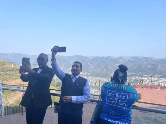 　　外媒記者在天釀景區(qū)拍照留念。本報(bào)記者葉子攝