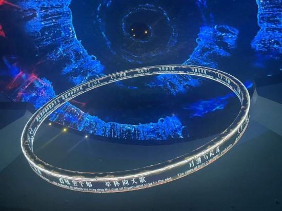 　　《天釀》演出中，屏幕上展示的歌詞。本報(bào)記者葉子攝