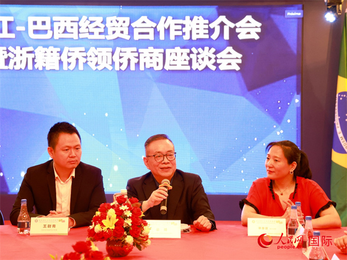 浙江海外聯(lián)誼會常務(wù)副會長徐旭（中）和與會僑領(lǐng)僑商座談。人民網(wǎng)記者 陳海琪攝