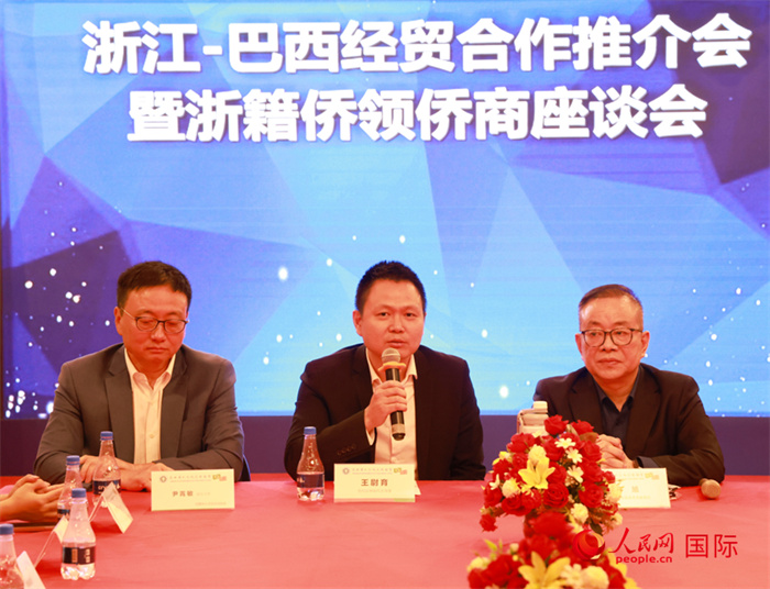 中國駐里約代總領(lǐng)事王尉育（中）在活動中致辭。人民網(wǎng)記者 陳海琪攝