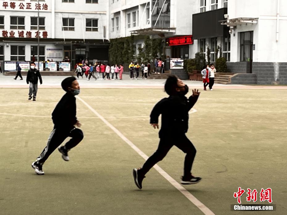 資料圖：學(xué)生們?cè)谡n間玩耍。