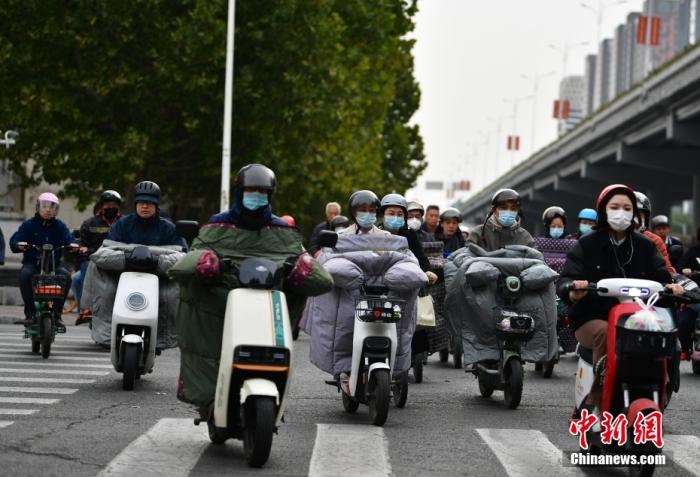 11月3日，河北石家莊迎降溫天氣，市民“捂”裝出行。 <a target='_blank' href='/'><p  align=