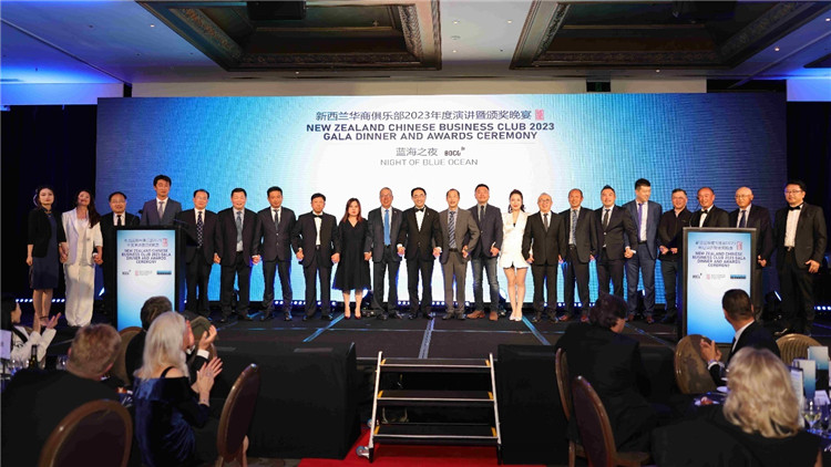 新西蘭華商聯(lián)合總會首批會員代表上臺亮相。攝影：張凱