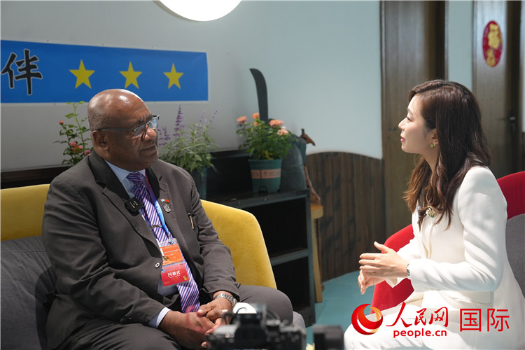 斐濟副總理兼貿(mào)易部長卡米卡米加接受人民網(wǎng)記者專訪。人民網(wǎng)記者 吳超嵐攝