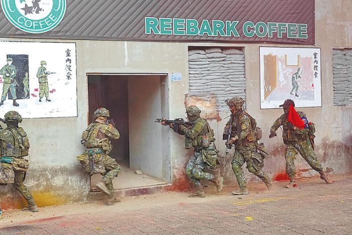圖為2022年臺陸軍步訓部學員模擬城鎮(zhèn)戰(zhàn)。圖片來源：臺灣《中國時報》。