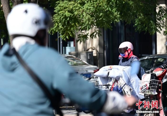 石家莊街頭，市民紛紛穿上厚厚的外套“捂”裝前行。 <a target='_blank' href='/'><p  align=