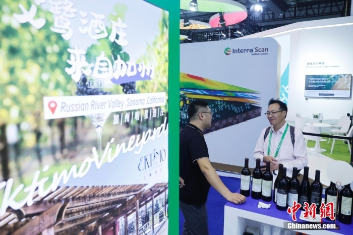 11月6日，參觀者與展臺(tái)工作人員交流。當(dāng)日，第六屆中國(guó)國(guó)際進(jìn)口博覽會(huì)在國(guó)家會(huì)展中心(上海)舉行。據(jù)上海美國(guó)商會(huì)官網(wǎng)消息，為進(jìn)一步加強(qiáng)中美經(jīng)貿(mào)聯(lián)系，上海美國(guó)商會(huì)與美國(guó)農(nóng)業(yè)部合作參展2023年第六屆中國(guó)國(guó)際進(jìn)口博覽會(huì)。今年是美國(guó)政府首次設(shè)立官方展館。<a target='_blank' href='/'><p  align=