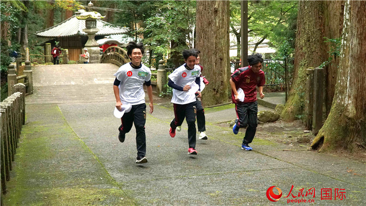 中日青少年在百年古剎里奔跑，揮灑青春的汗水。人民網(wǎng) 蔣曉辰攝