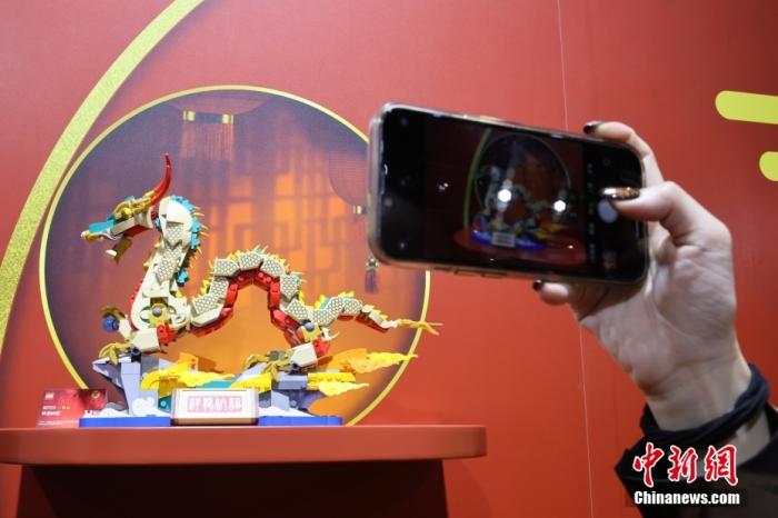 第六屆中國國際進(jìn)口博覽會舉行，消費品展區(qū)展出以生肖龍為題材的中國元素產(chǎn)品。<a target='_blank' href='/'><p  align=